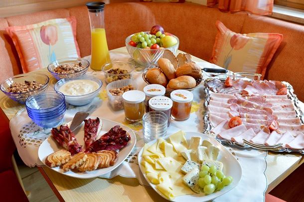 soell-johann-u.-elfriede-astner-fruehstueckstisch-buffet.jpg