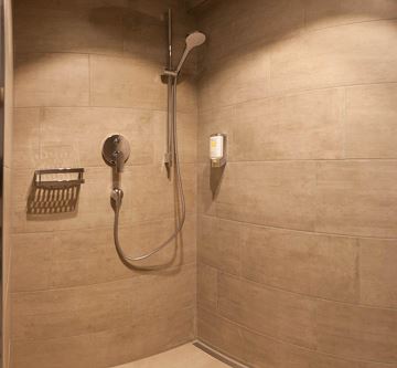 Die begehbare Dusche in der Hof-Suite