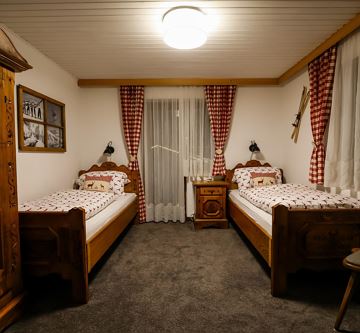 Schlafzimmer im Tiroler Stil mit Einzelbetten