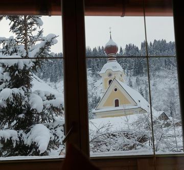 Blick zur Kirche im Winter