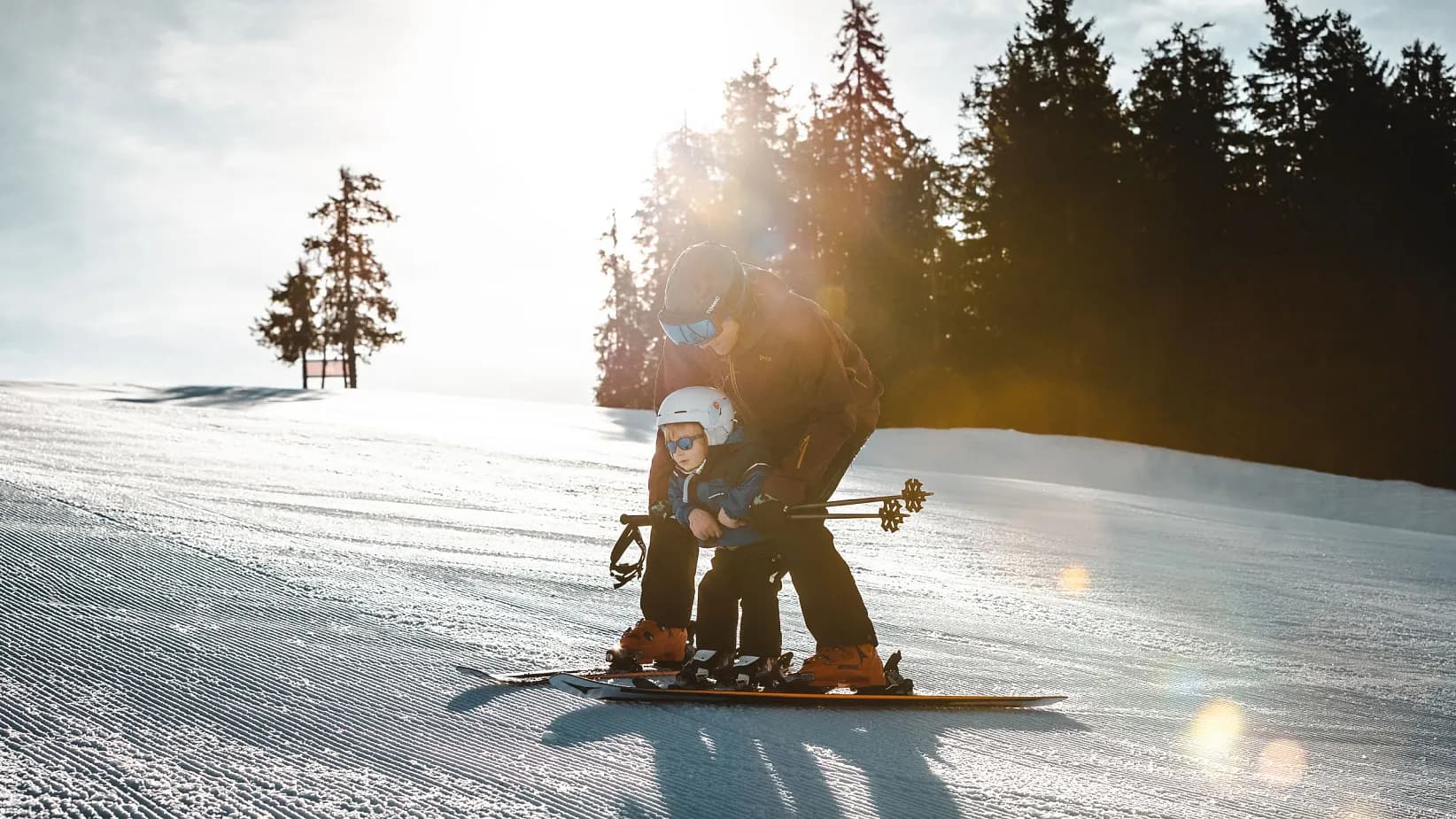 Vater und Kind Skifahren