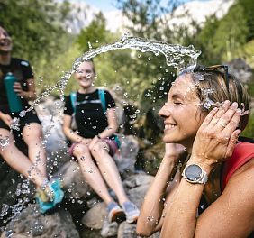Erfrischung_Bach_Scheffau_Sommer2023_WilderKaiser_Foto_StefanLeitner (42)
