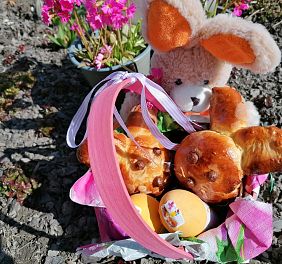 Germteig Osterhasen im Frühlingsgarten