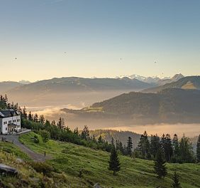 Sanftes Morgenlicht mit leichten Nebelschwaden über der Gaudeamushütte