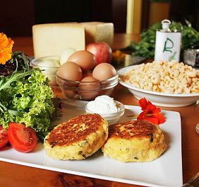 Teller mit Salat und Kaspressknödel und Zutaten
