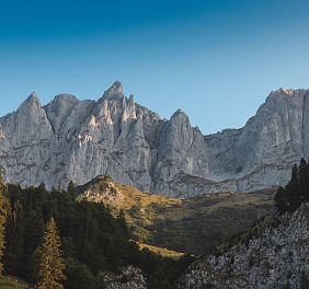 Blick auf zackige Felsgipfel des Wilden Kaisers in der Morgenstimmung