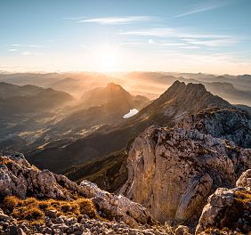 Blick auf einen kleinen See vom Gipfel bei Sonnenuntergang