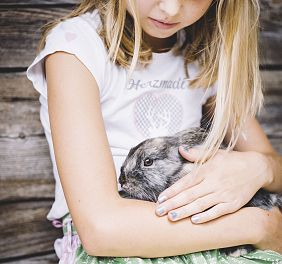 Mädchen mit Hase_Wilder Kaiser_Foto Stefan Leitner