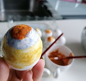 Das fertige Ei mit Streifenmuster