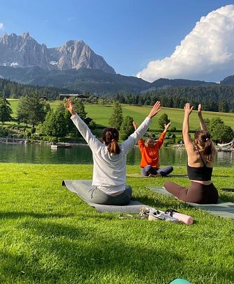 Outdoor Yoga am Badesee Going