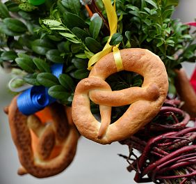 Palmbuschen geschmückt mit Palmbrezeln