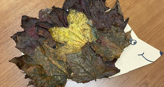 Basteltipp: Herbst - Igel mit Laubblättern basteln