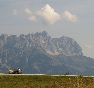 Sitzgelegenheit vor dem Wilden Kaiser