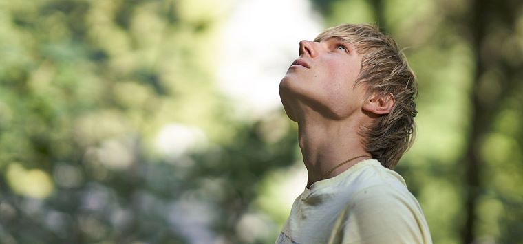 Portrait von Alexander Megos mit Wald im Hintergrund