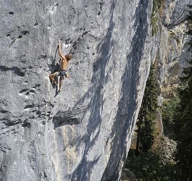 Alexander Megos beim Klettern am Schleierwasserfall