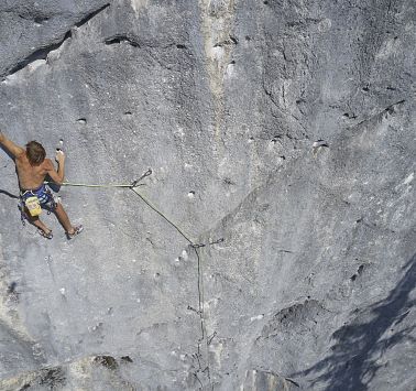 Alex Megos klettert schwierige Felsroute