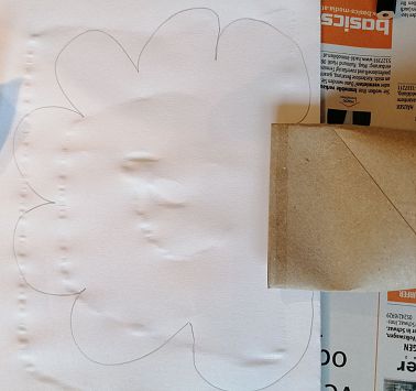 Form eines Baumes auf Papier und Klopapierrolle als Stamm