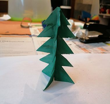 Tannenbaum aus Klopapierrollen