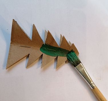 Tannenbaum aus Karton wird grün bemalt