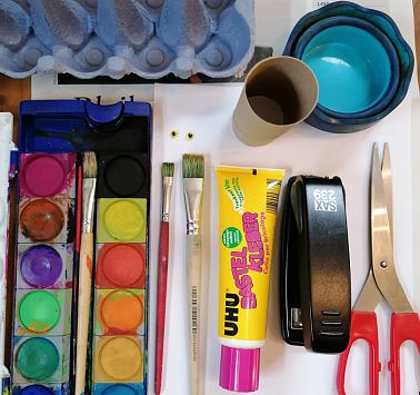 Blick von oben auf Bastelutensilien