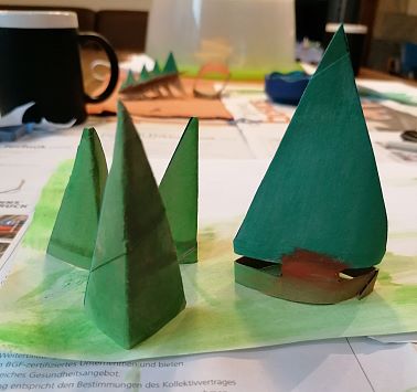 Mehrere Tannenbäume aus Karton