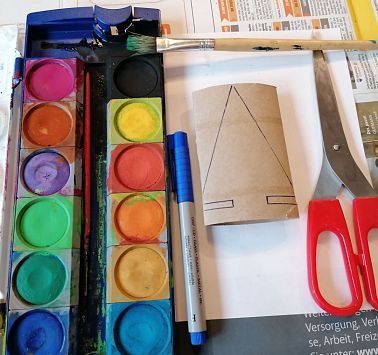 Bastel- und Malutensilien liegen auf einem Tisch