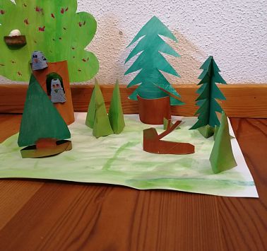 Gebastelter Wald aus Klopapierrollen