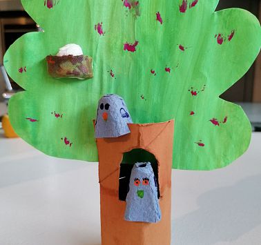 Baum aus Karton mit Vogelnest und Vögelchen