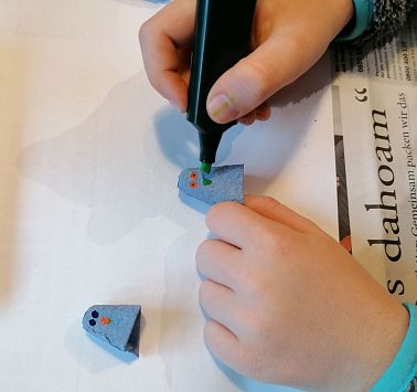 Hand zeichnet Schnabel auf gebastelte Vögel