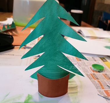 Tannenbaum mit Stamm aus einer Klopapierrolle