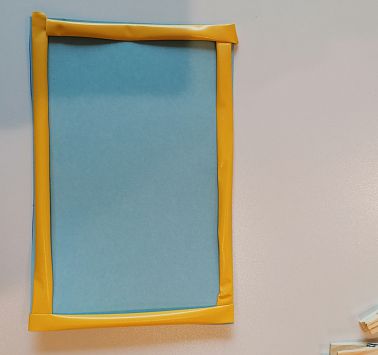 Gelber Bilderrahmen mit blauem Hintergrund