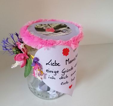 Fertiges Glücksglas mti Blumen und Bändern