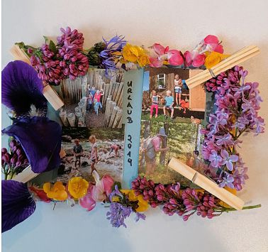 Bilderrahmen mit Foots und Blumenschmuck