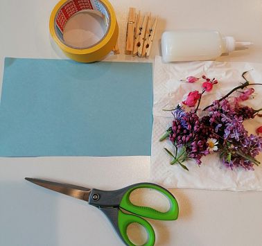 Verschiedene Bastelutensilien auf einem weißen Tisch