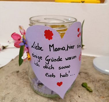 Marmeladenglas beklebt mit einem Herz aus Karton