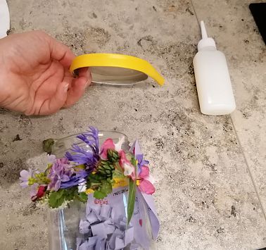 Deckel eines Marmeladenglas wird mit Klebestreifen beklebt