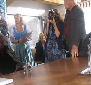 Dreharbeiten Heimkehr mit Hindernissen_Gemeindeamt Ellmau mit Silvana und Petra_TVB Wilder Kaiser (5)