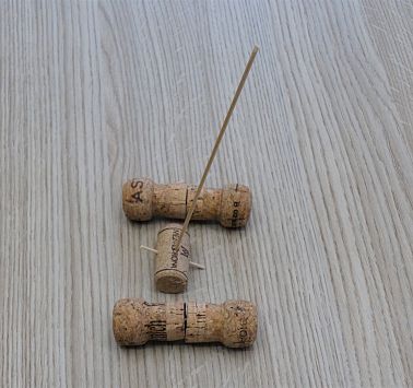 Aufbau des Korkschiffs mit Korken und Zahnstochern