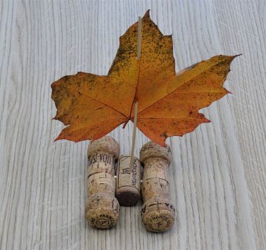 Fertiges Schiff aus Kork und einem Blatt