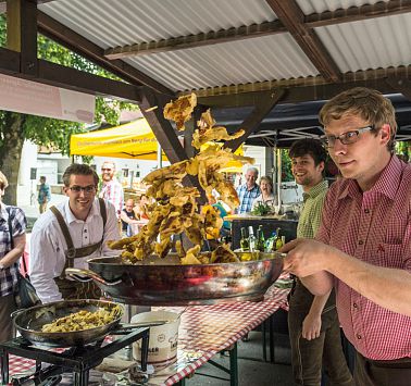 Mann wirft Pfanne mit Kaiserschmarrn gekonnt in die Luft