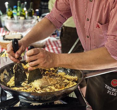 Mann zersticht mit zwei Küchenspachteln den Kaiserschmarrn