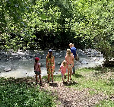 Mit den Kindern am Bach