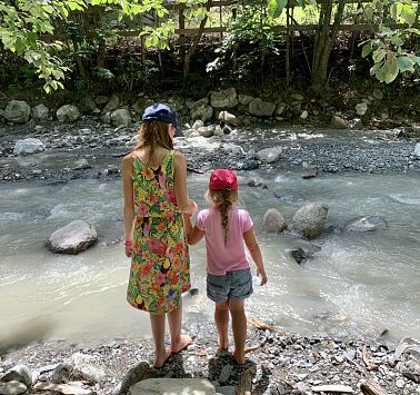 Kinder barfuss am Bach
