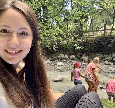 Jenny mit den Kindern am Bach