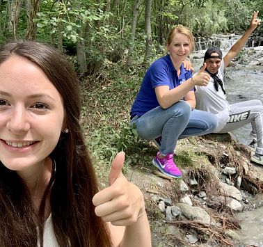 Jenny, Izabela & Fadhel am Bach