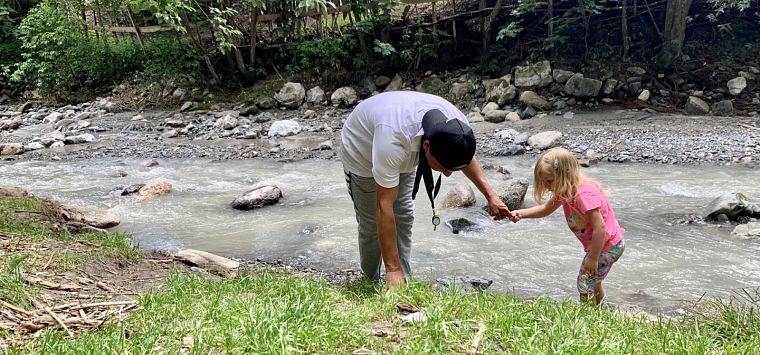 Steine suchen am Bach mit den Kindern
