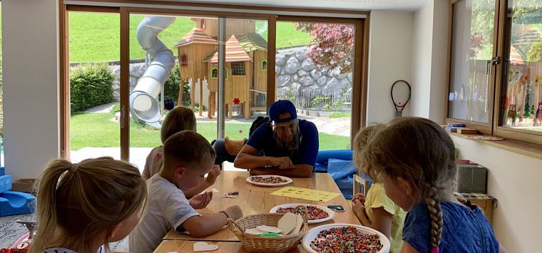 Basteln mit Kindern während der Kinderbetreuung