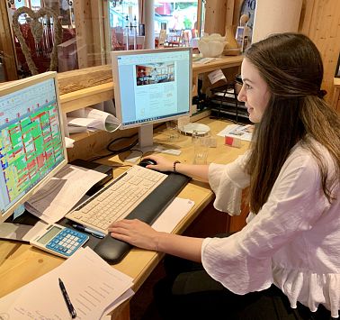 Jenny an der Rezeption