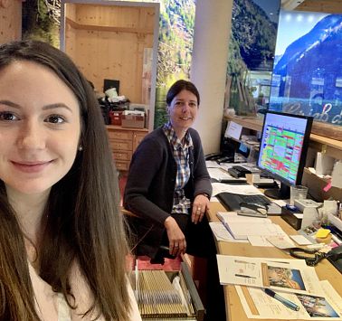 Jenny lernt die Aufgaben von Gabi