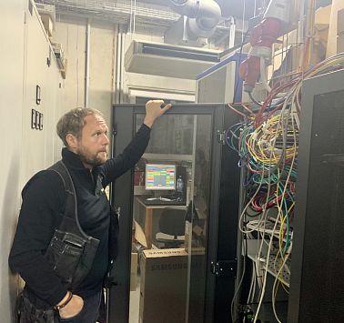 Hannes vor dem Technikschaltkasten